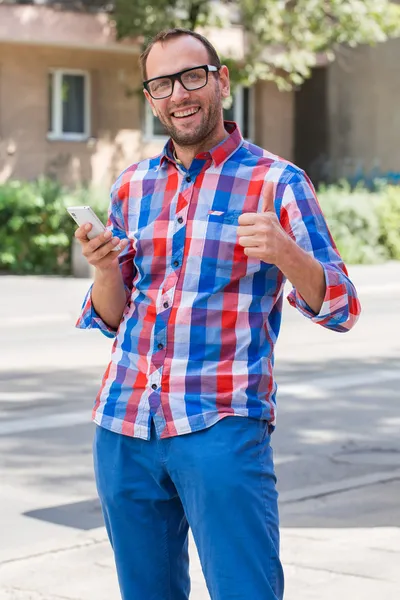 Mannen som visar tummen upp — Stockfoto