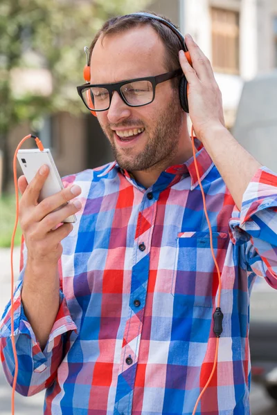 Man lyssnar musik på mobiltelefon — Stockfoto