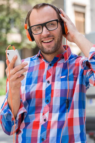 Man listening music on mobile phone — Stock Photo, Image