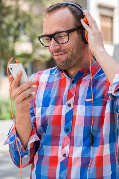Mann hört Musik auf Handy — Stockfoto