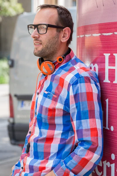 Man met koptelefoon — Stockfoto