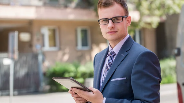 Affärsman med hjälp av Tablet PC — Stockfoto