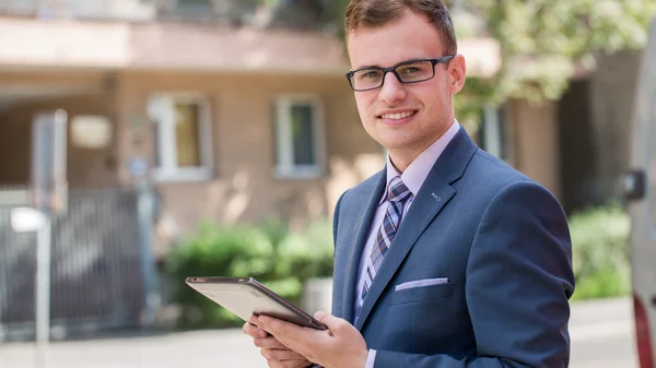 Uomo d'affari che utilizza tablet — Foto Stock