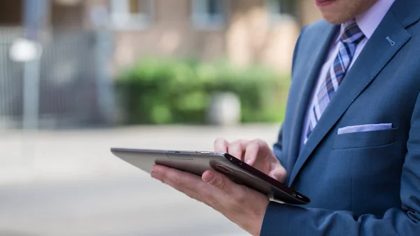 Biznesmen za pomocą tabletu — Zdjęcie stockowe