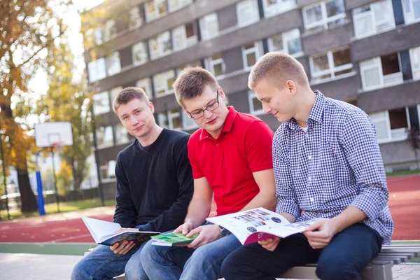 Étudiants lisant des livres — Photo