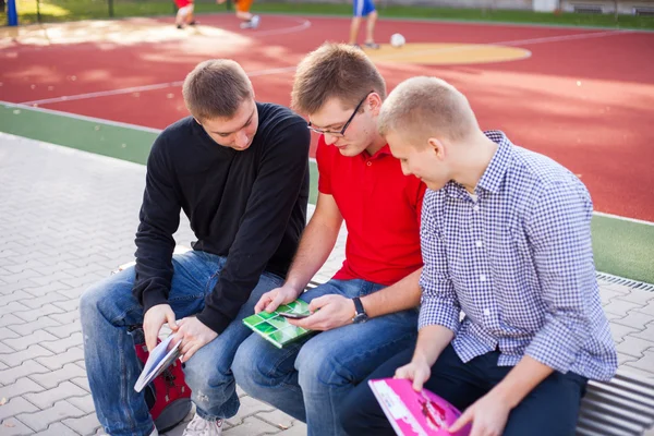 Studenti pomocí smartphone — Stock fotografie