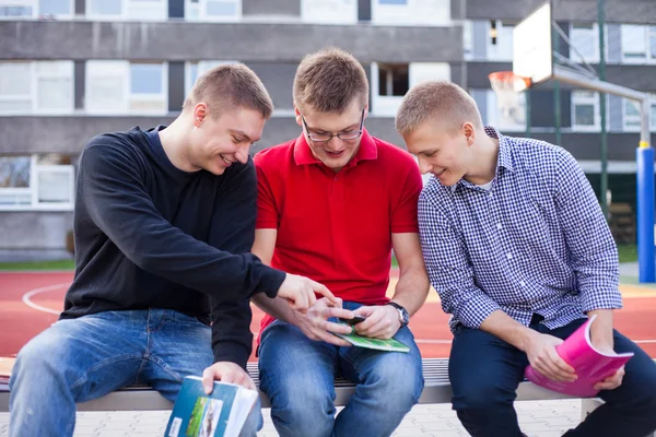 Schüler nutzen Smartphone — Stockfoto