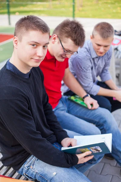 Studenci czytający książki — Zdjęcie stockowe