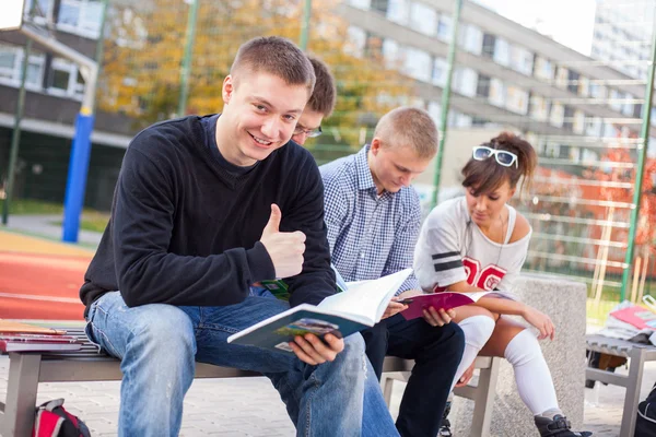 Studenti che leggono libri — Foto Stock