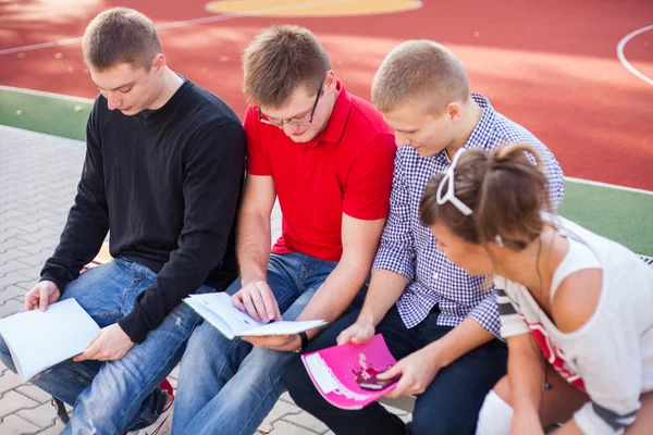 Studenci czytający książki — Zdjęcie stockowe