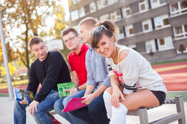 Étudiants sur le terrain scolaire — Photo