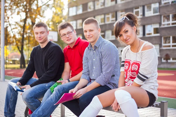 Étudiants sur le terrain scolaire — Photo