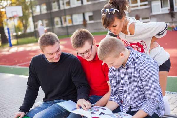 Estudiantes leyendo libros — Foto de Stock