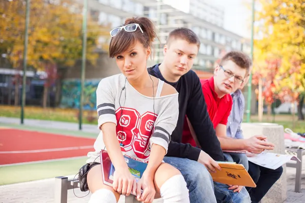 Studenti ve škole pole — Stock fotografie