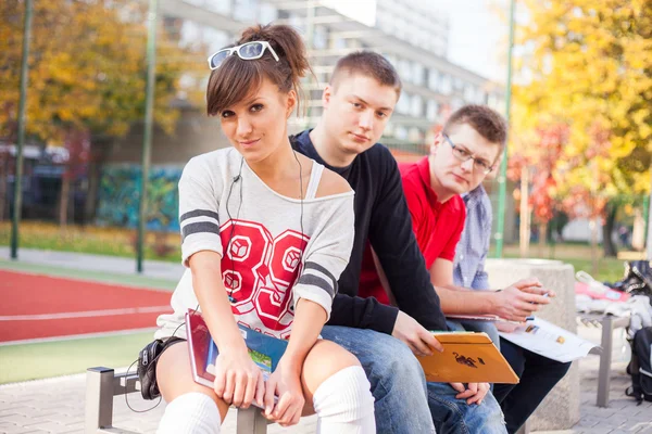 Studenti ve škole pole — Stock fotografie