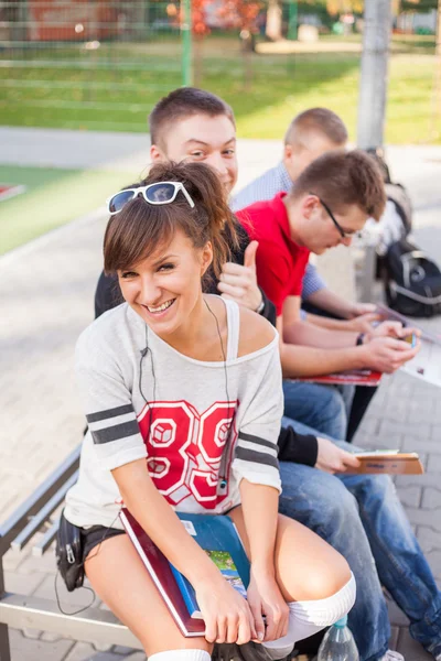 Étudiants sur le terrain scolaire — Photo