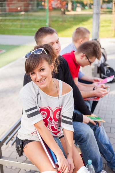 Étudiants sur le terrain scolaire — Photo