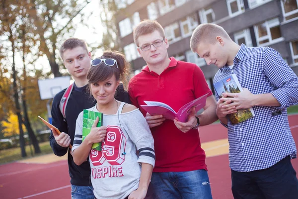 Studenti ve škole pole — Stock fotografie