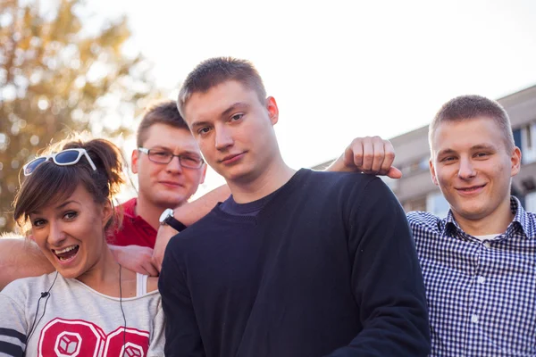 Schüler auf dem Schulhof — Stockfoto