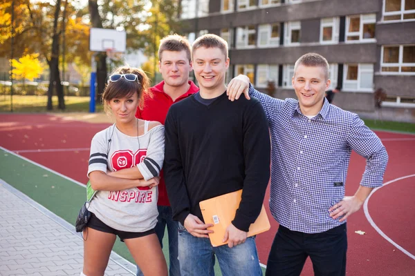 Lachende studenten op school veld — Stockfoto