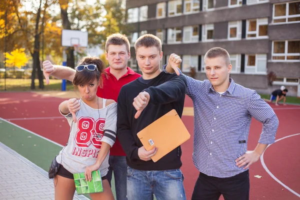 Étudiants montrant les pouces en bas — Photo