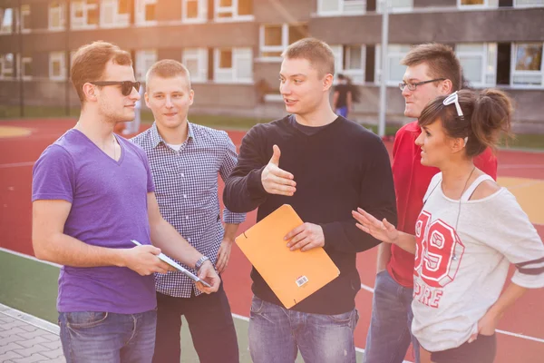 Unga studenter — Stockfoto