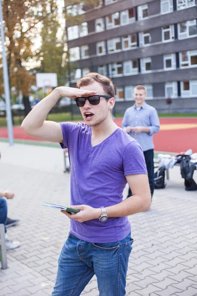 Mann mit Sonnenbrille — Stockfoto