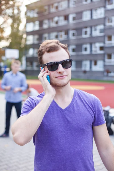 Muž používající mobilní telefon — Stock fotografie