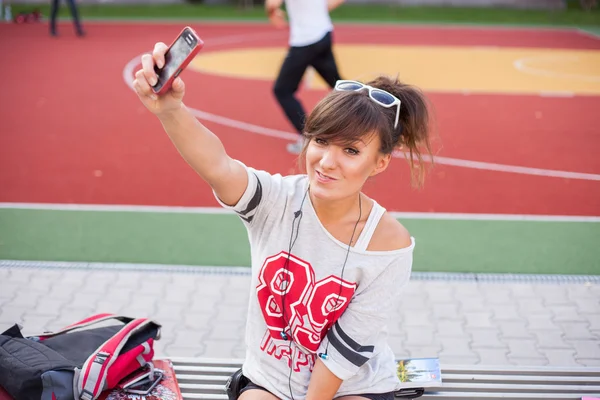 Dívka dělat selfie Foto — Stock fotografie