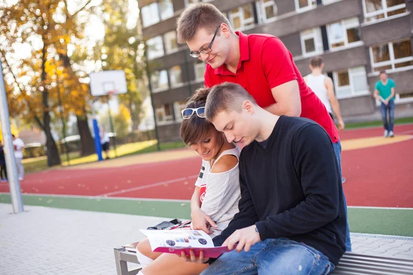 Schüler lesen Buch — Stockfoto