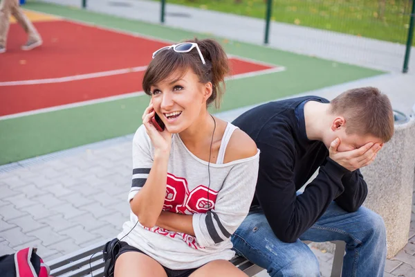 Garçon et fille au champ de l'école — Photo