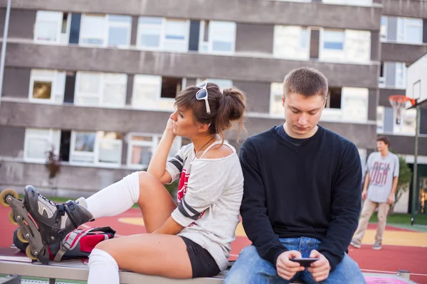 Garçon et fille utilisant des téléphones mobiles — Photo