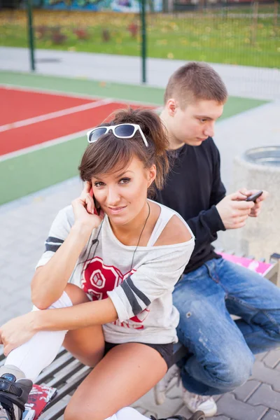 Chlapec a dívka pomocí mobilních telefonů — Stock fotografie