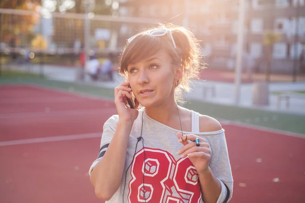 Mädchen telefoniert mit Handy — Stockfoto