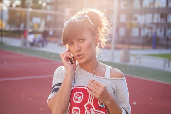 Mädchen telefoniert mit Handy — Stockfoto