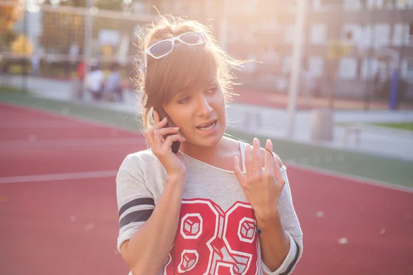 Dívka mluví na mobilním telefonu — Stock fotografie