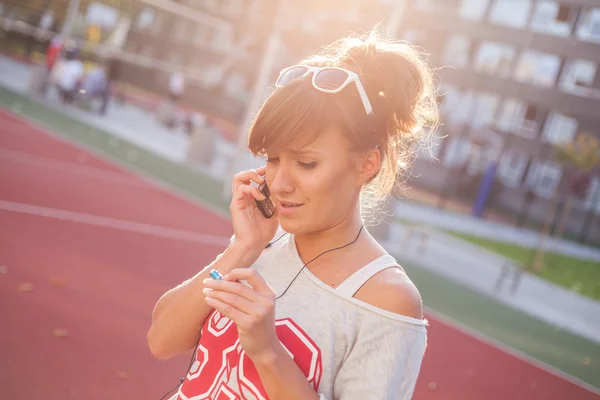 Meisje in gesprek op mobiele telefoon — Stockfoto