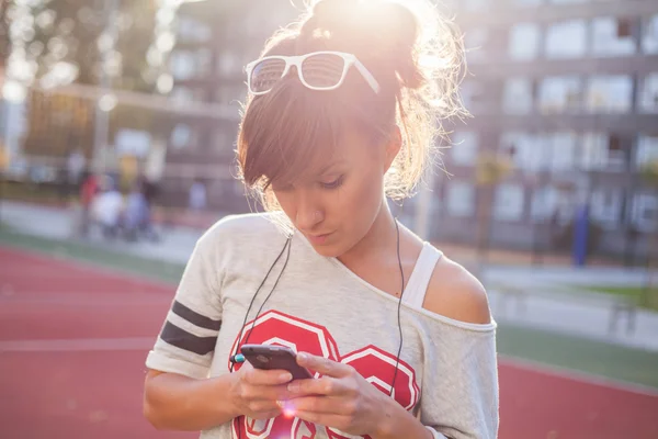 Meisje met telefoon — Stockfoto