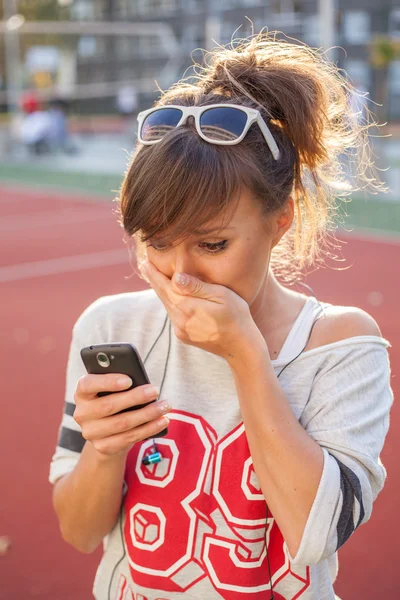 Scioccato ragazza con telefono — Foto Stock