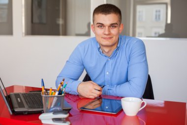 yakışıklı işadamı