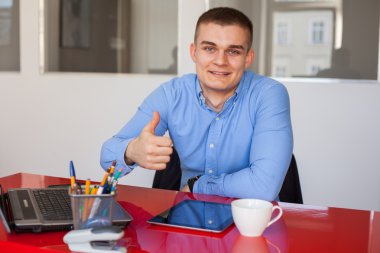 İşadamı baş parmağını gösteriyor