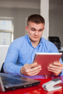 işadamı tablet kullanma