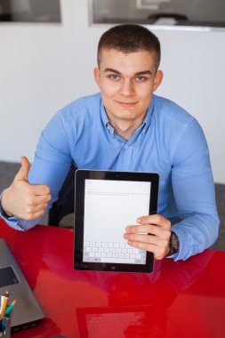 Tablet ve gösteren başparmak dayanabiliyor işadamı
