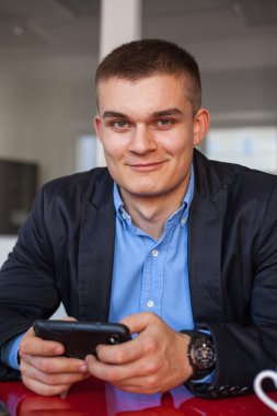 Cep telefonu tutan işadamı