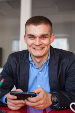 Cep telefonu tutan işadamı