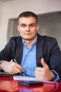 belgelerin imzalanması ve başparmak gösterilen işadamı