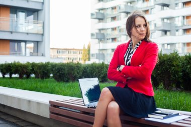 Bilgisayarlı genç kız