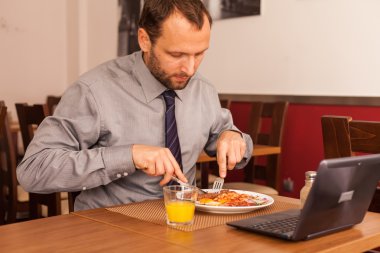 restoranda iş adamı yiyor