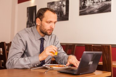 Dizüstü bilgisayar kullanan iş adamı