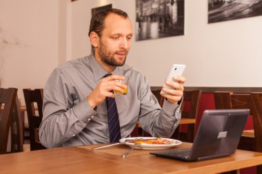 yeme ve telefon kullanarak iş adamı